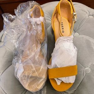 NWT mustard yellow suede material block 1 inch heel. Size 10W